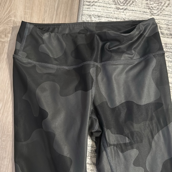 Alo Yoga black camouflage leggings size small - Picture 2 of 7